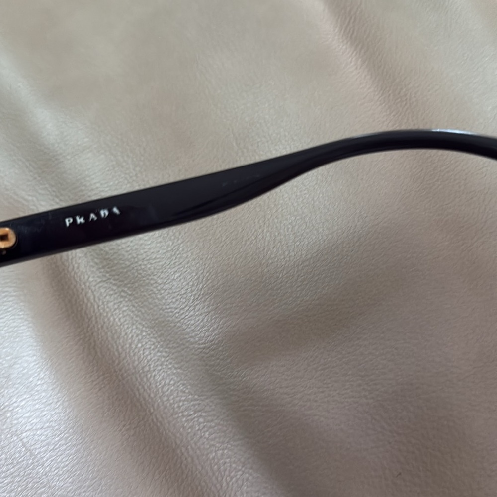 Stylish Black Sunglasses - Picture 11 of 13